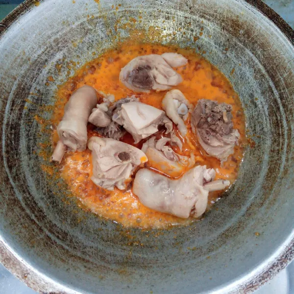 Masukkan ayam. Aduk rata.