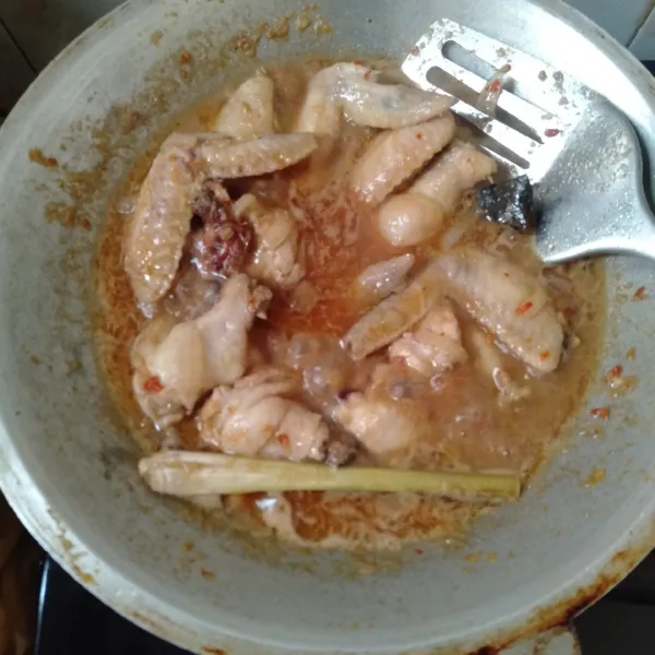 Tambahkan air. Masak sampai mendidih. Beri bumbu dan kecap.