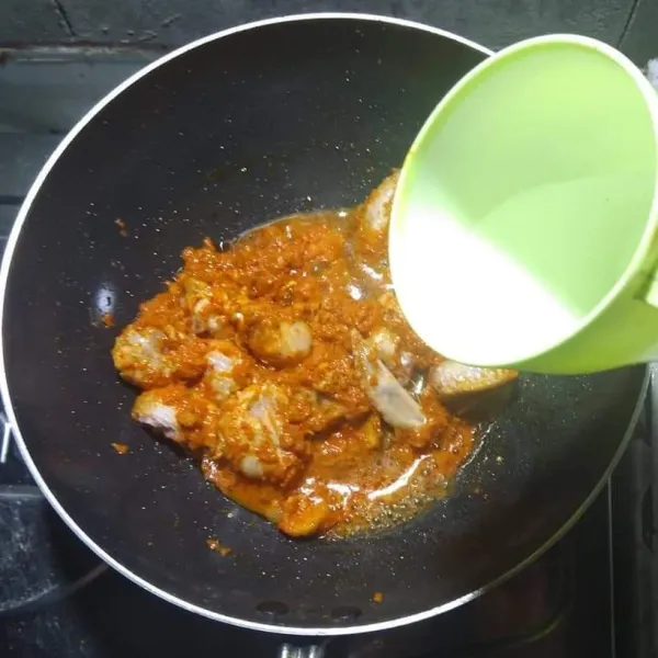 Tambahkan air, kaldu bubuk, merica bubuk, gula pasir dan garam.