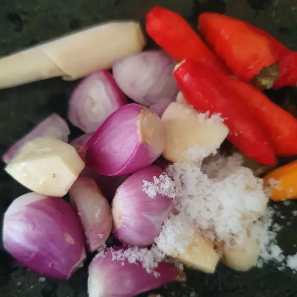 Siapkan bumbu : bawang merah, bawang putih, cabe dan garam. Haluskan.