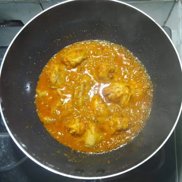 Aduk-aduk, masak sampai daging ayam empuk dan air habis.