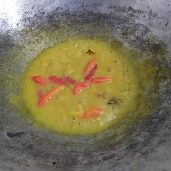 Tambahkan cabe rawit, serai dan lengkuas. Oseng sampai harum.