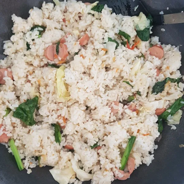 Masukkan nasi, lalu goreng.