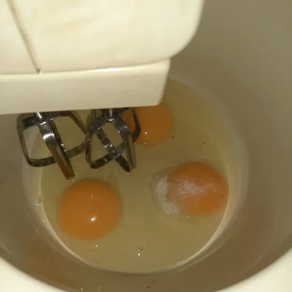 Mixer telur dan garam dengan kecepatan tinggi.