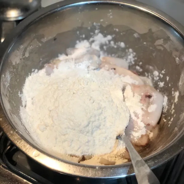 Masukkan tepung maizena dan tepung terigu