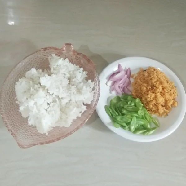 Siapkan bahan-bahan untuk membuat martabak nasi.
