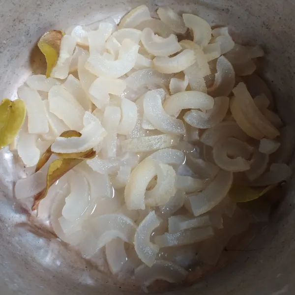 Kikil diiris sesuai selera, cusi bersih, lalu rebus bersama daun jeruk selama 15 menit. Kemudian angkat dan bilas.