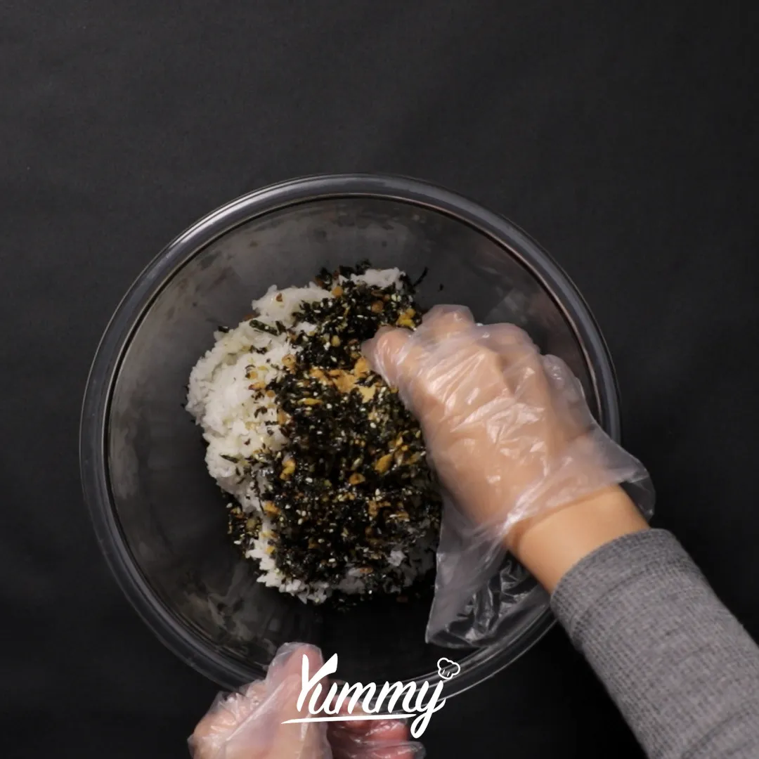 Step 3 Bola-Bola Nasi Rumput Laut