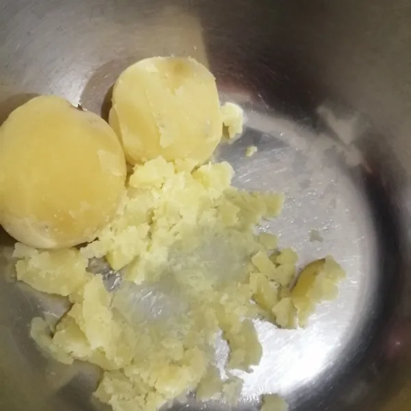 Rebus kentang sampai matang, selagi hangat kupas dan haluskan.