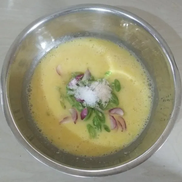 Masukan bawang merah, buncis, garam, kaldu bubuk, vetcin dan merica. Aduk rata.