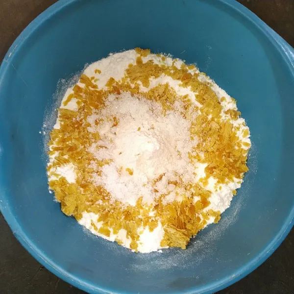 Campurkan tepung beras, tepung terigu, gula jawa dan gula pasir.