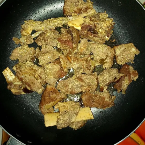 Goreng daging dan iga kambing dengan sedikit minyak sampai matang.