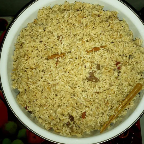 Pindahkan nasi aron ke kukusan yang sudah panas. Masak sampai nasi matang sekitar 30 menit.