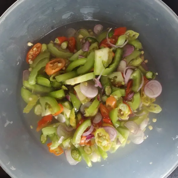 Bumbui dengan garam dan gula pasir. Aduk rata. Tambahkan perasan jeruk limau dan air. Cicipi rasanya.