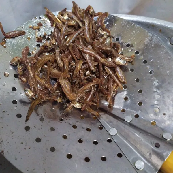 Goreng ikan teri hingga matang, tiriskan.