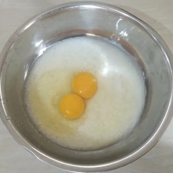 Masukan telur, aduk rata.