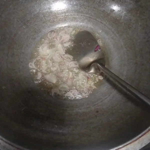 Tumis bawang merah setelah kering masukan bawang putih goreng sampai wangi