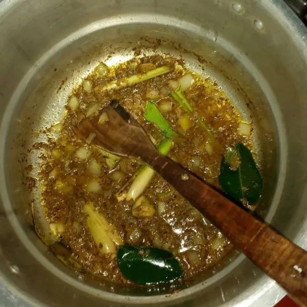 Panaskan minyak secukupnya dipanci presto, gambahkan minyak samin. Tumis bawang bombay sampai layu. Masukkan bumbu halus bersama rempah utuh lainnya, tumis sampai matang.