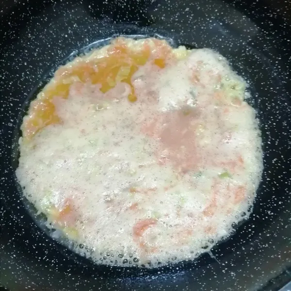 Panaskan minyak lalu masukan adonan telur masak sampai matang, jangan di bolak balik supaya tidak hancur.