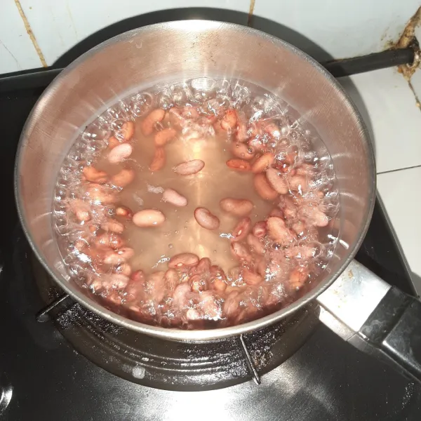 Rebus kacang merah hingga empuk minimal 30 menit. Lalu tiriskan kacang merahnya.