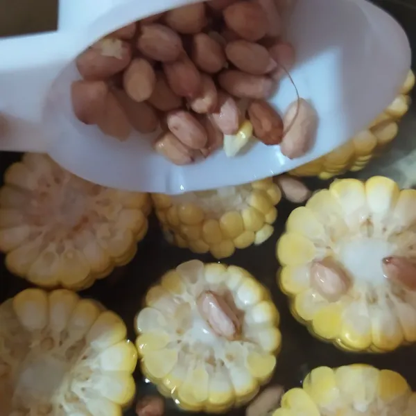 Rebus jagung manis dan kacang tanah hingga kacang tanah matang.