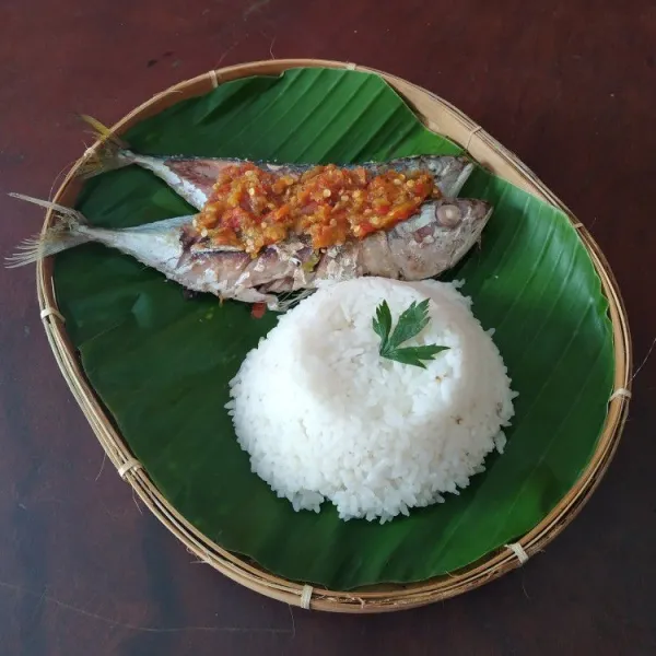 Tuang sambal di atas ikan. Sajikan dengan nasi putih hangat.