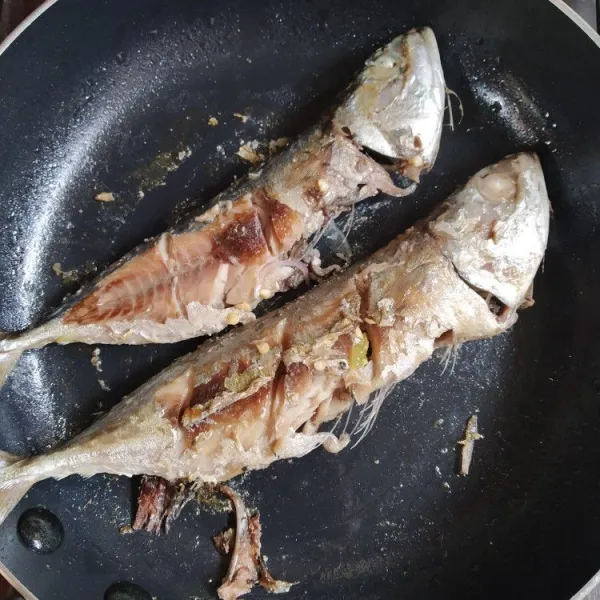 Pastikan kedua sisi ikan matang dan kecoklatan.