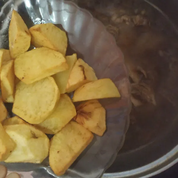 Masukkan kentang yang sudah digoreng ke dalam rebusan iga