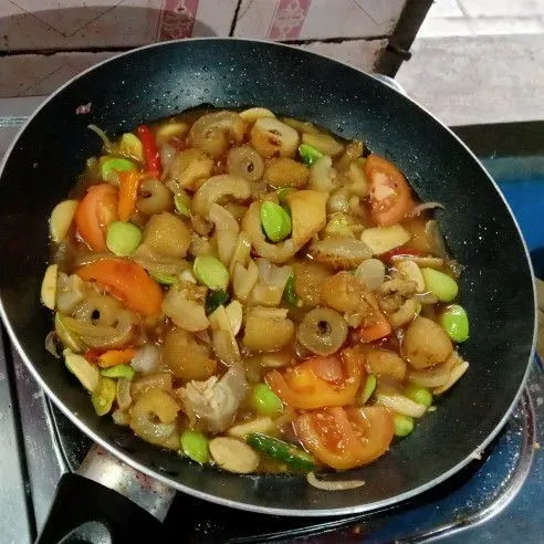 Tunggu 5 menit. Terakhir tambahkan irisan daun jeruk. Siap dinikmati