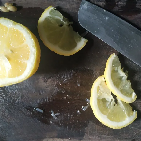 Potong buah lemon.