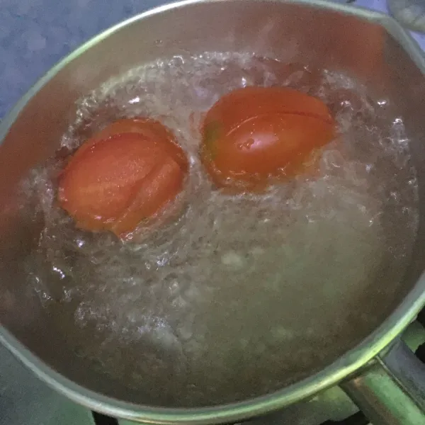 Rebus tomat dalam air mendidih selama 4 menit. Setelah dingin, kupas dan potong - potong