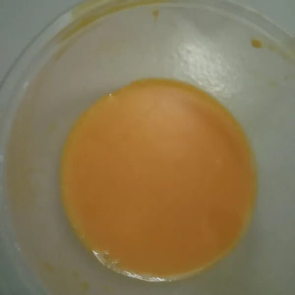 Buat bahan olesan. Campur kuning telur, 1 sdm air dan sedikit pewarna kuning.