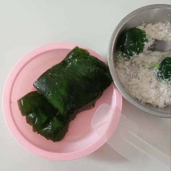 Tunggu dingin baru keluarkan dari loyang dan potong sesuai selera