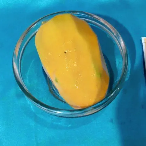 Kupas mangga dan potong kecil.