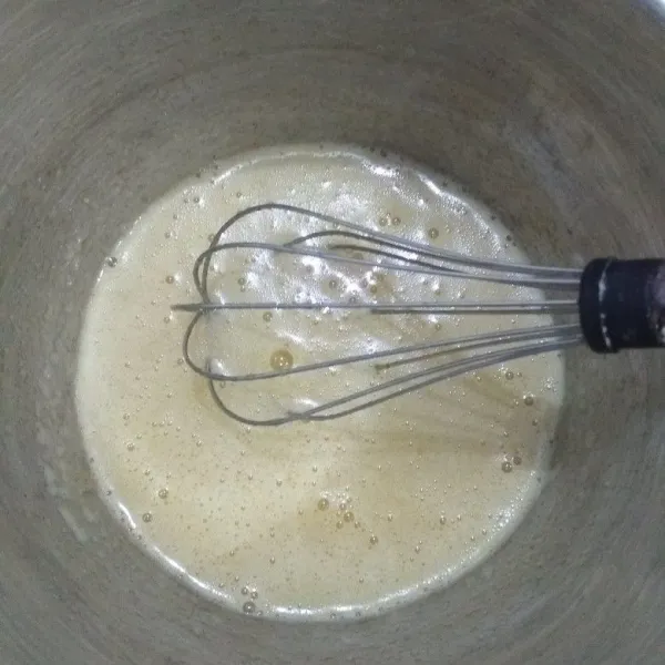 Kocok telur dan gula halus tambahkan sedikit vanili, kocok sampai gula larut.