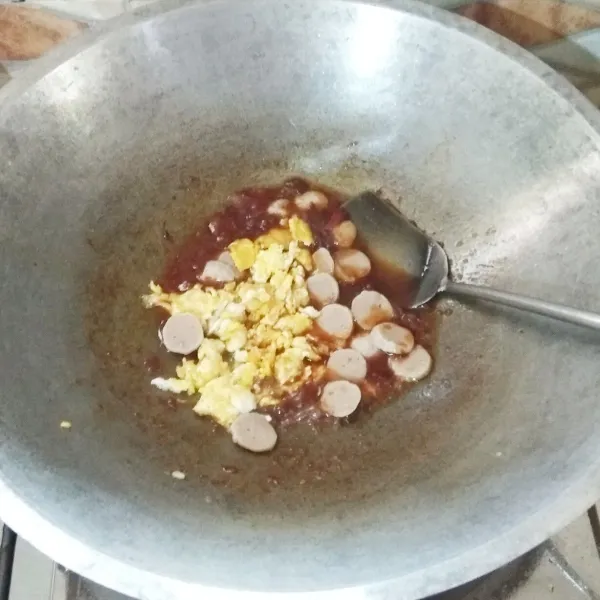 Masukkan bakso dan telur orak-arik. Tumis sebentar hingga bakso matang.