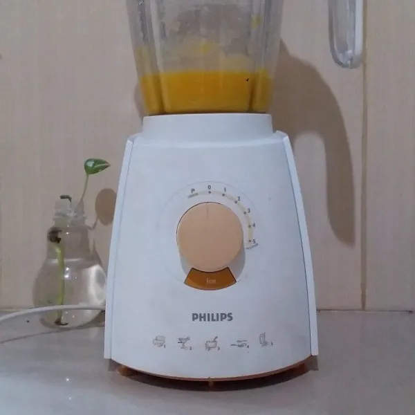 Siapkan blender. Masukan potongan buah mangga, sisakan untuk toping. Tambahkan susu kental manis dan air. Blender hingga lembut.
