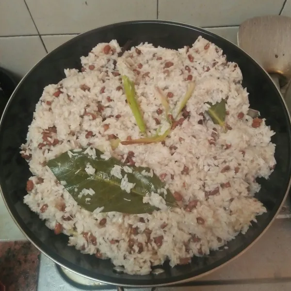 Panaskan kukusan lalu kukus nasi sampai matang sekitar 20 - 30 menit.