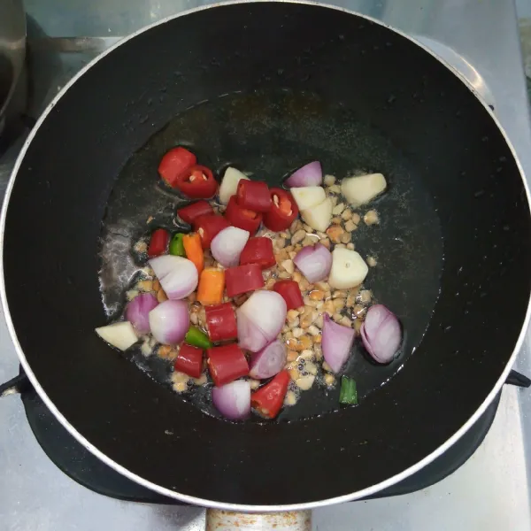 Goreng bawang merah,bawang putih,cabai merah,cabai rawit dan kacang tanah sampai layu.