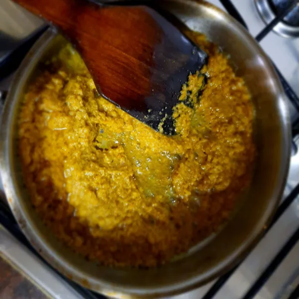 Panaskan wajan lalu beri minyak goreng masukan bumbu halus. Aduk sampai wangi lalu masukan sereh dan daun jeruk.