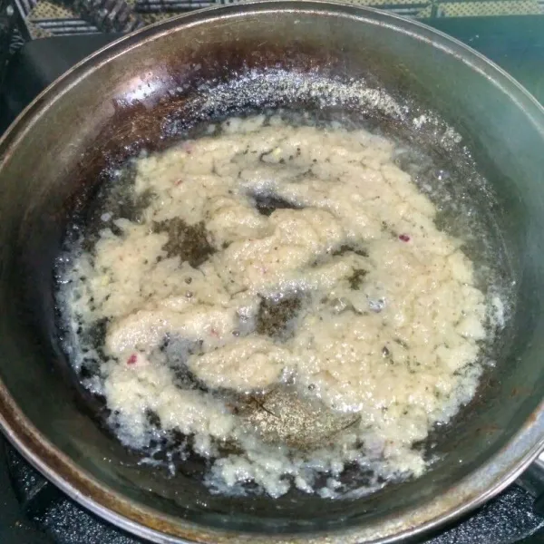 Haluskan bumbu dan tumis bumbu halus hingga bumbu matang dan harum.
