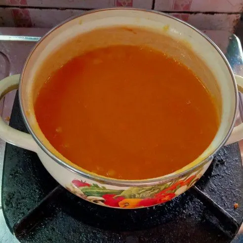 Masak di atas api kecil. Aduk-aduk sampai mendidih.