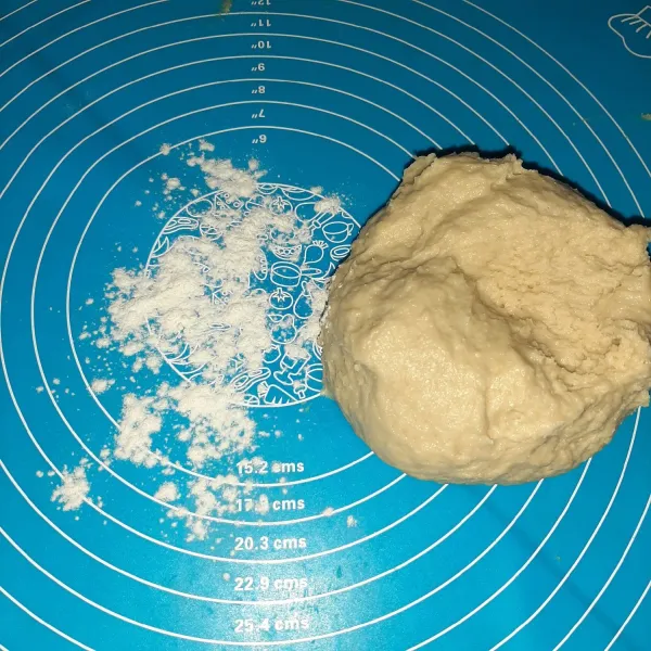 Uleni hingga kalis. Kalau dirasa adonan terlalu lengket, bisa sambil ditambah tepung protein tinggi sedikit demi sedikit.
