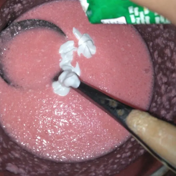 Campur pasta, agar agar, gula, dan air lalu aduk hingga rata. Masak dengan api kecil sambil diaduk kemudian tuang santan instan