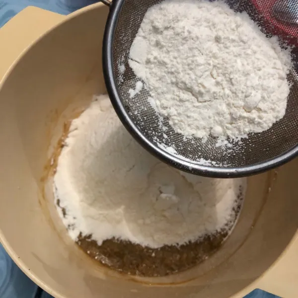 Tambahkan tepung terigu, baking soda, tepung maizena yang sudah diayak sebelumnya, aduk hingga rata dengan spatula.