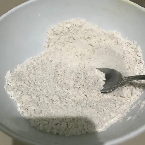 Ayak tepung kemudian tambahkan bumbu spekoek dan baking powder, aduk rata