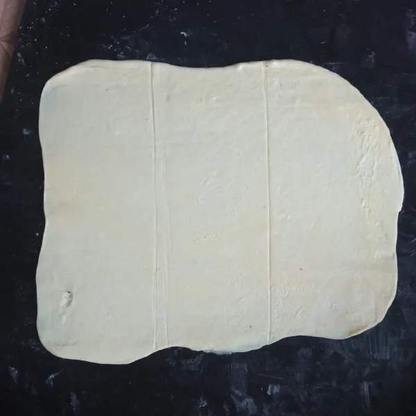 Tipiskan dan lebarkan kulit pastry menjadi ukuran 20*25 cm, lalu buat garis bagi menjadi tiga sisi