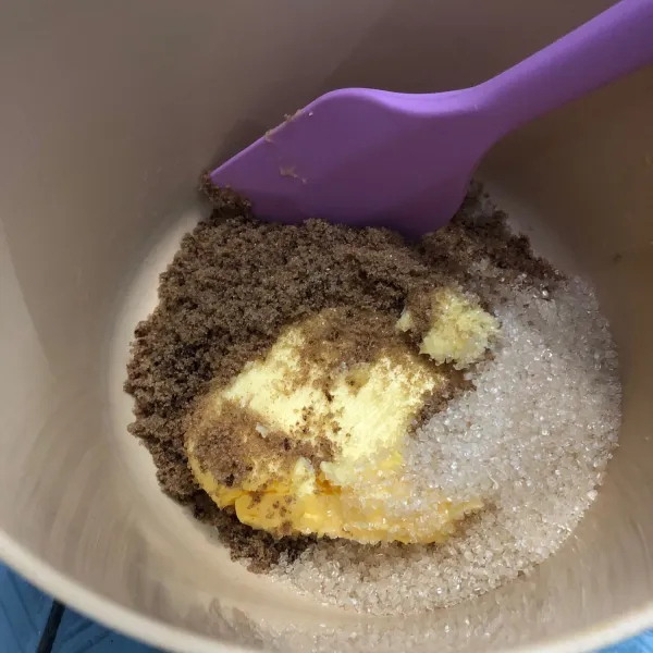 Campurkan butter, light brown sugar, dan gula pasir, aduk dengan spatula.