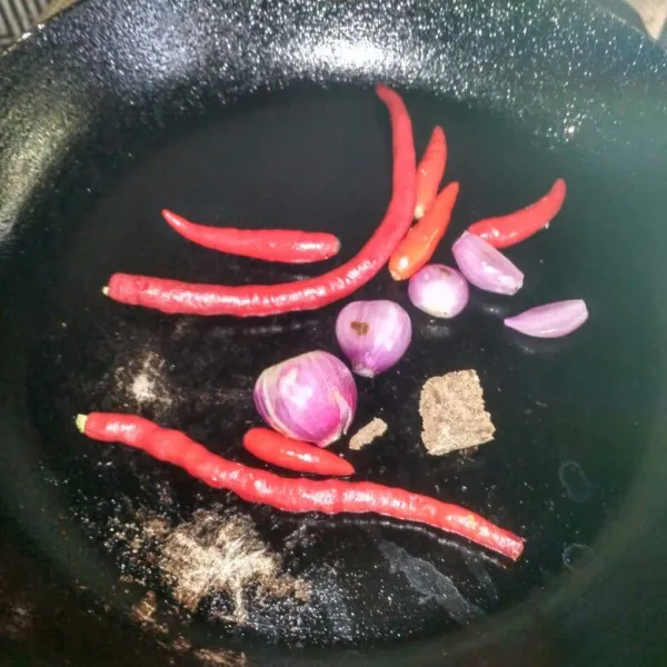 Bakar bawang merah, cabai keriting, cabai rawit, dan terasi hingga layu.