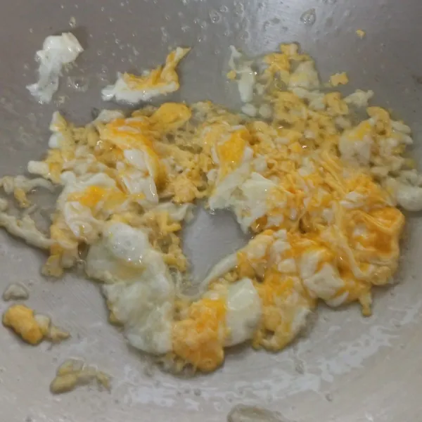 Panaskan minyak di atas wajan, lalu masukkan telur dan orak-arik, lalu sisihkan ke samping